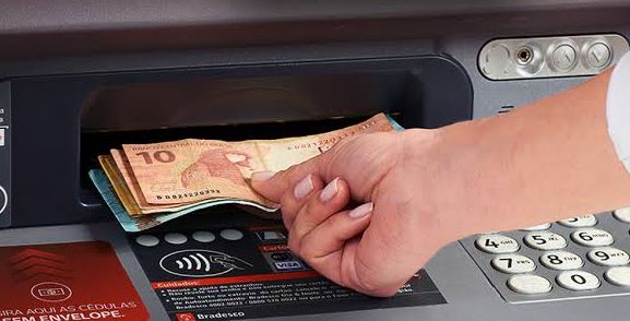 EM CAIXAS ELETRÔNICOS